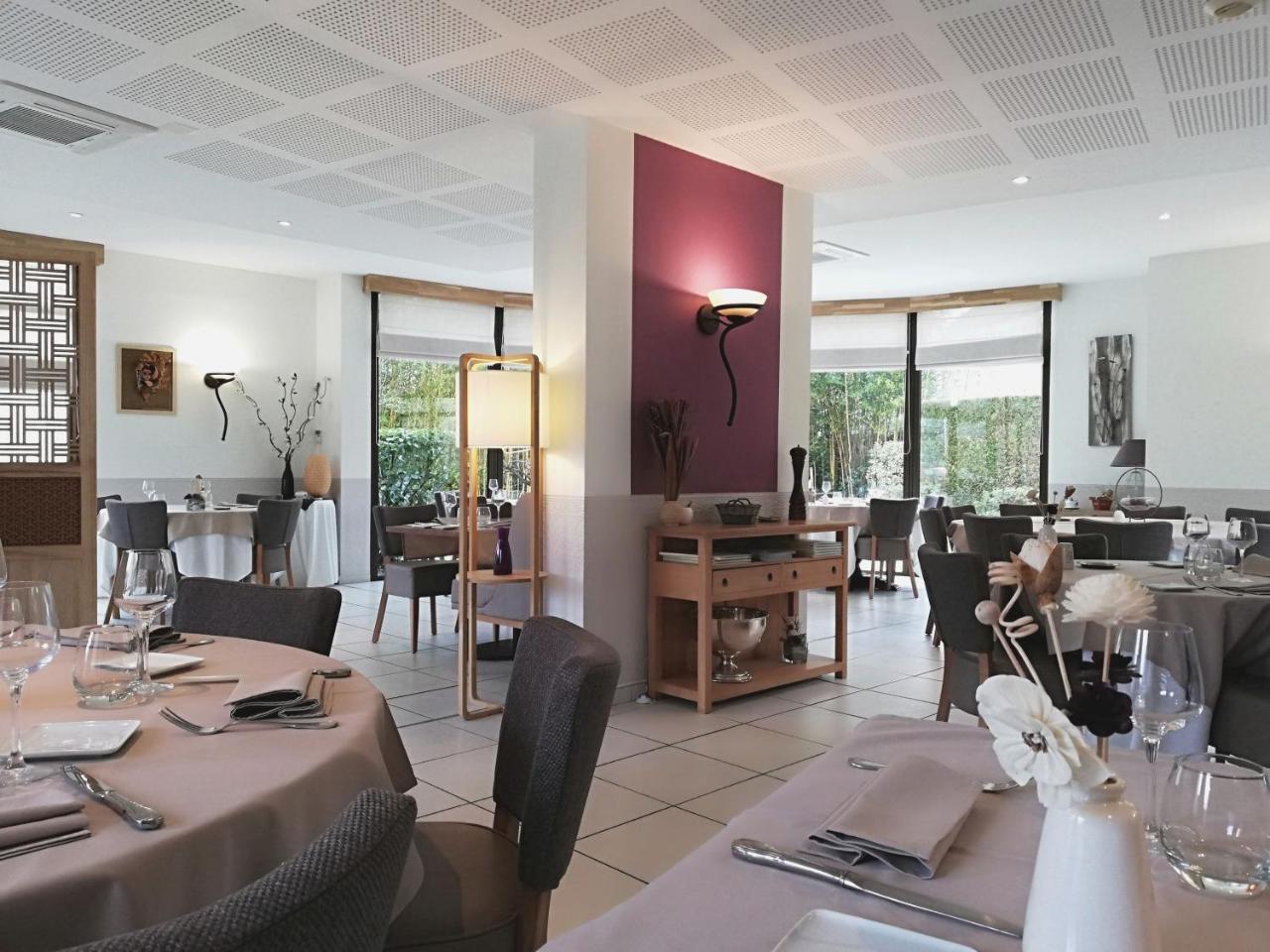 Logis Hotel Restaurant L'Oree Des Bois La Breille-les-Pins Zewnętrze zdjęcie